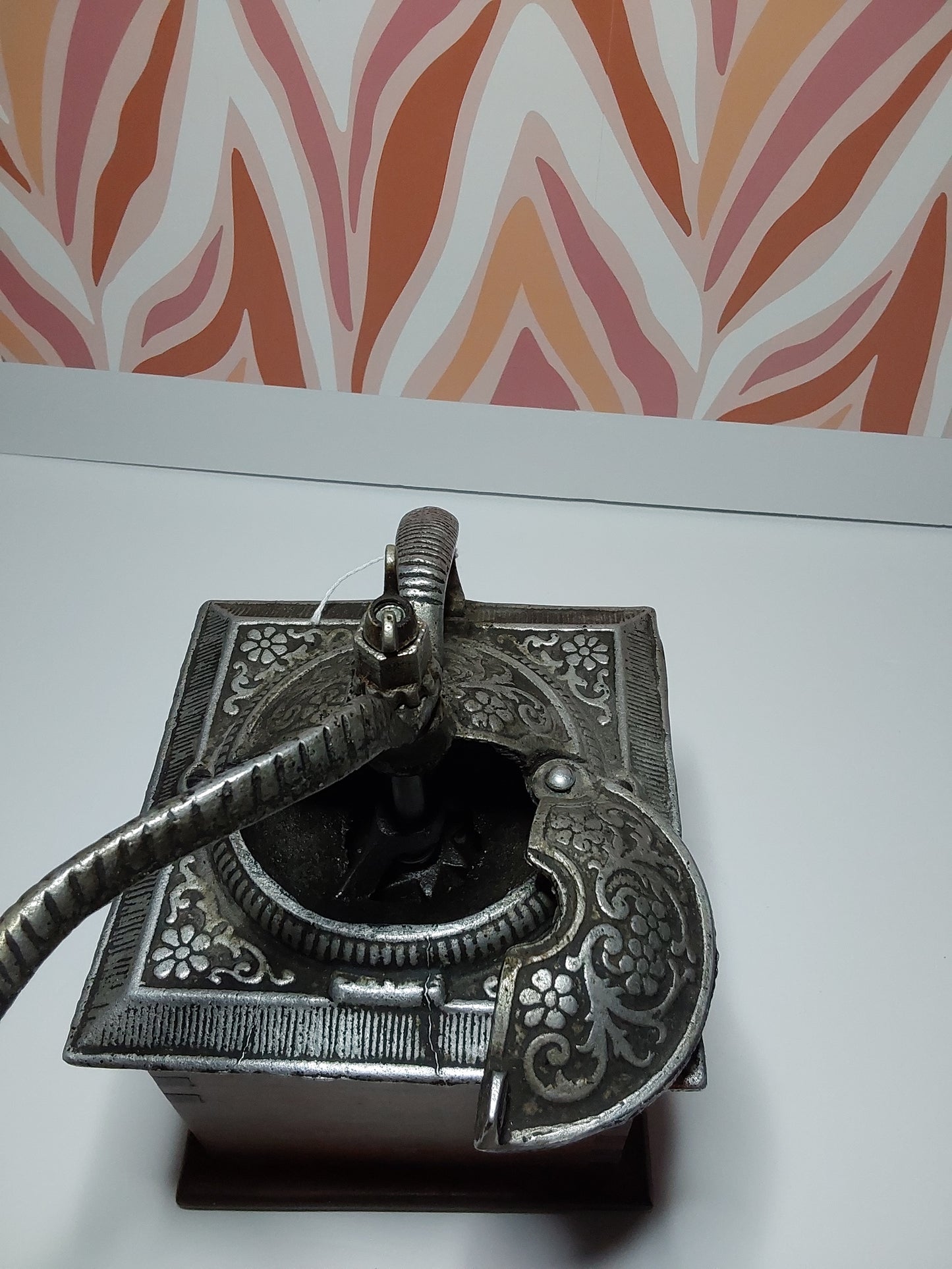 Coffee grinder hand powered