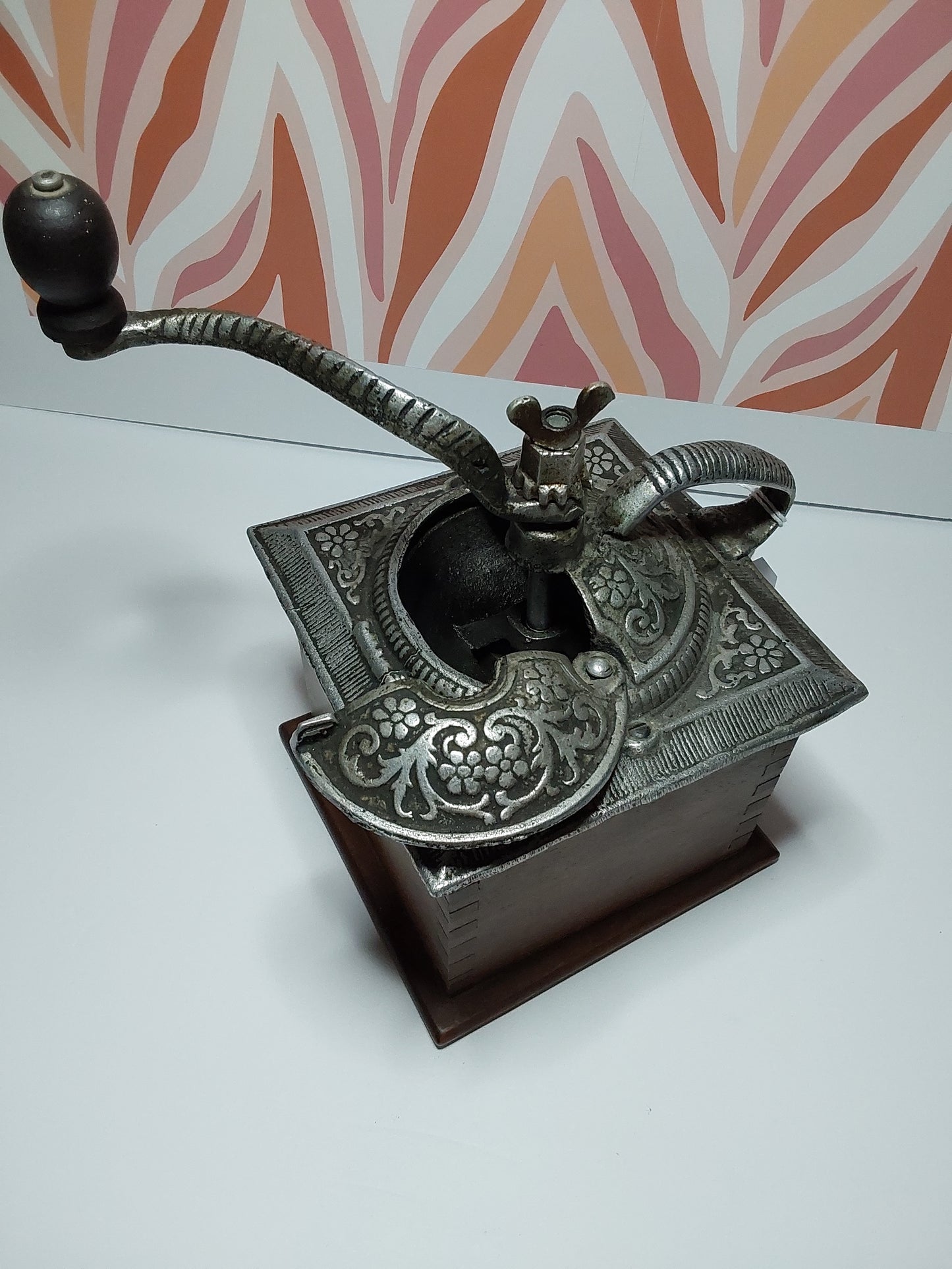 Coffee grinder hand powered